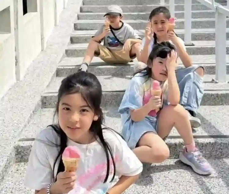 贾静雯女儿暑假出游，10岁咘咘长开没小时候漂亮，波妞自信抢镜！