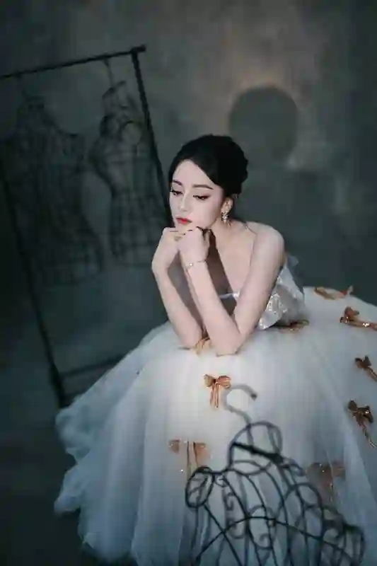 迪丽热巴蝴蝶结白纱裙封神！梦幻优雅如误入仙境的公主