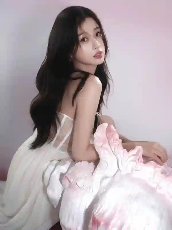 虞书欣抹胸白裙写真大方秀长腿，身姿曼妙甜度超标