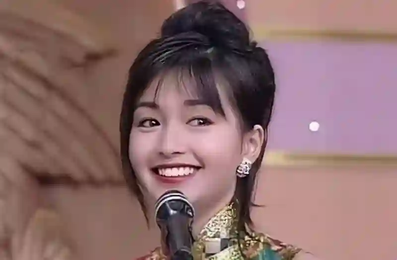 香港知名女星全素颜出镜，满脸雀斑颈纹明显，不做医美想<em>自然</em>老去