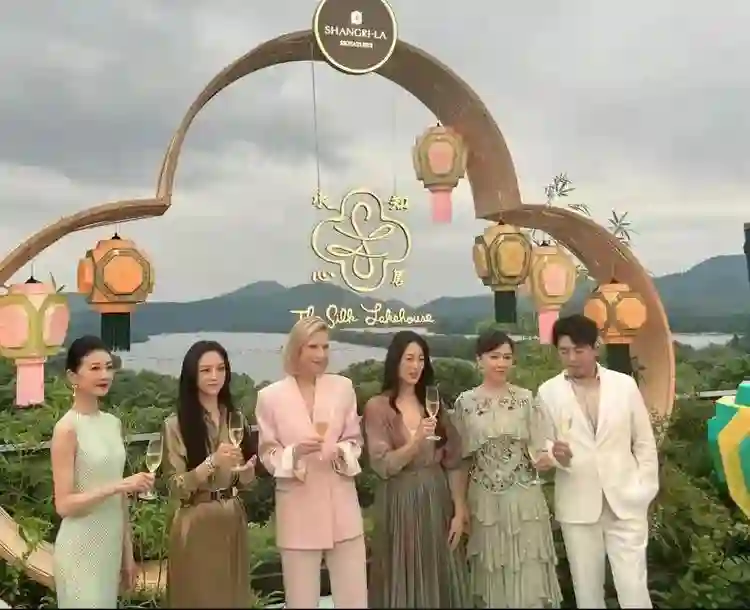 朗朗这回赚大了！不仅与4位美人同框，还紧贴着衣着大方的刘嘉玲