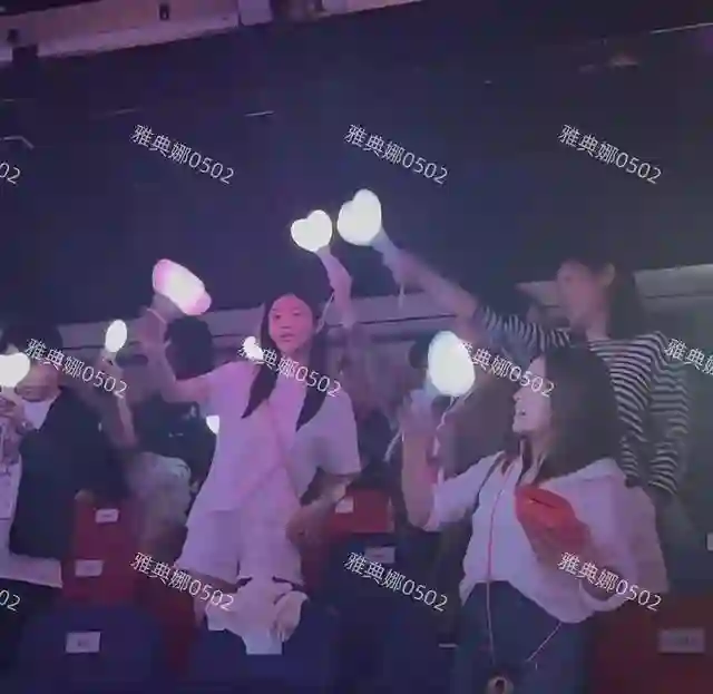 周杰伦演唱会偶遇奚梦瑶和婆婆梁安琪，婆媳俩挥动荧光棒全程开心