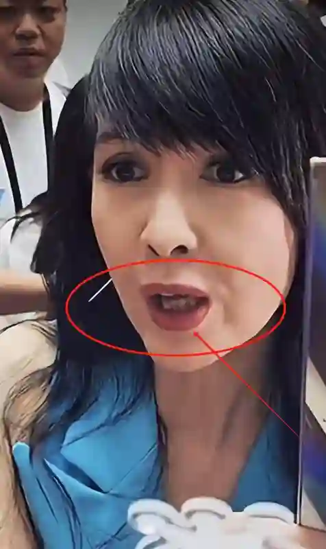 57岁周慧敏现身，牙齿又黄又黑太真实，满脸皱纹女神形象不复