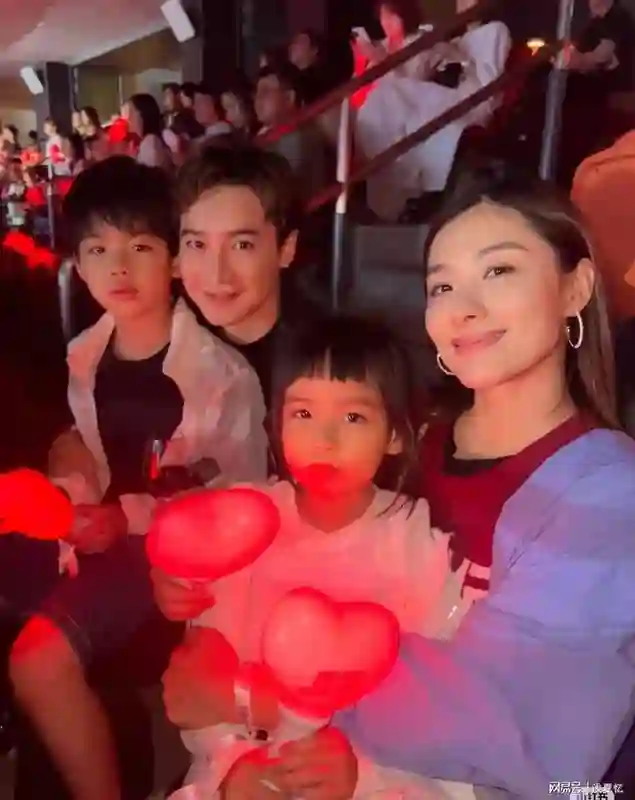 刘璇带儿女看演唱会，偶遇李小鹏同框合影引热议！