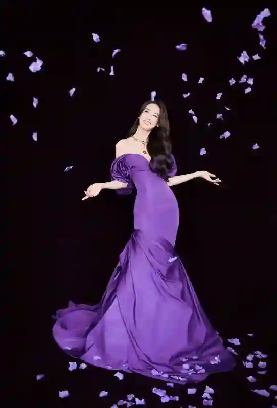 黄圣依紫色抹胸礼裙秀天鹅颈，腰间花饰让她秒变紫罗兰公主