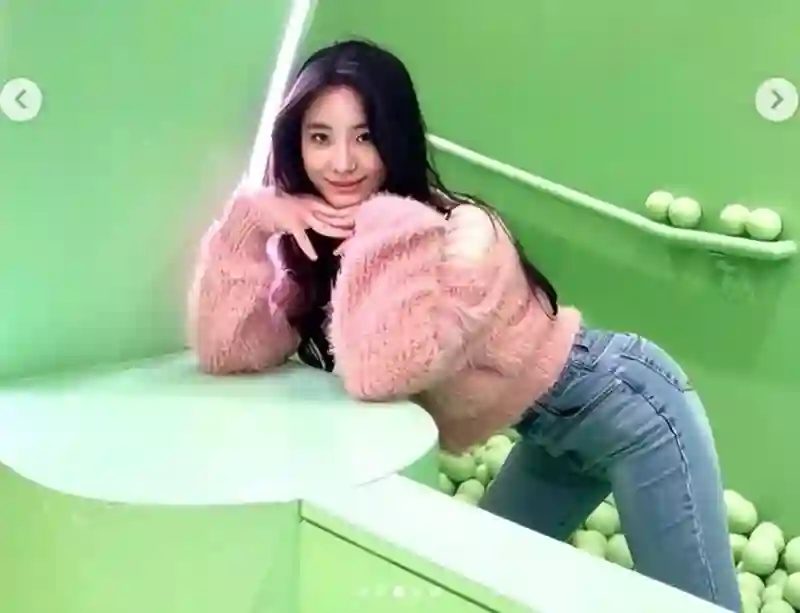 小S二女儿分享旅行美照！秀小蛮腰和豪车，不顾亲妈悲伤走不出门