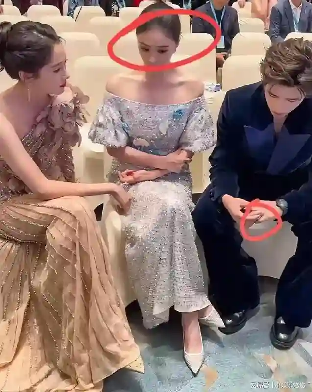 破案了！现在终于明白，为什么蒋欣会紧张的把关晓彤的戒指遮住了