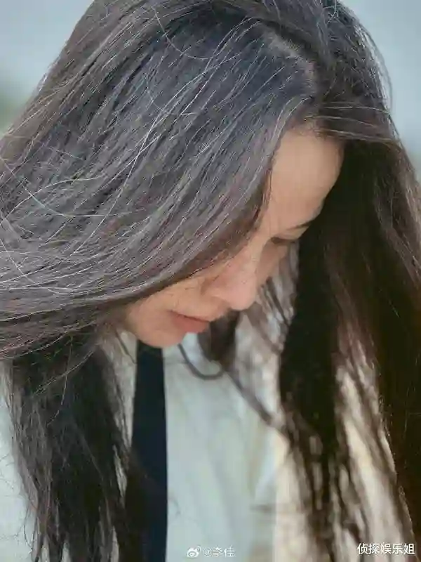 靳东老婆近照曝光，怼脸视角颜值惊艳，零皱纹却已满头白发