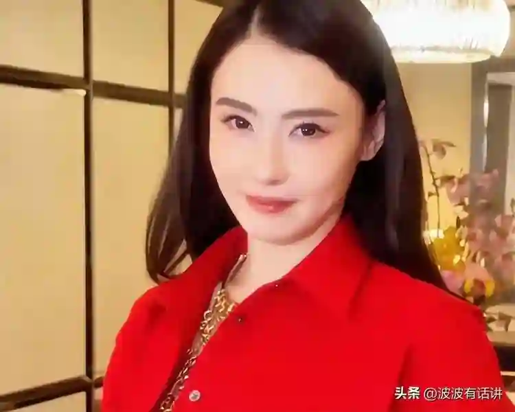 大儿子18岁，二儿子15岁，小儿子7岁，如今45岁依旧美得很惊艳！