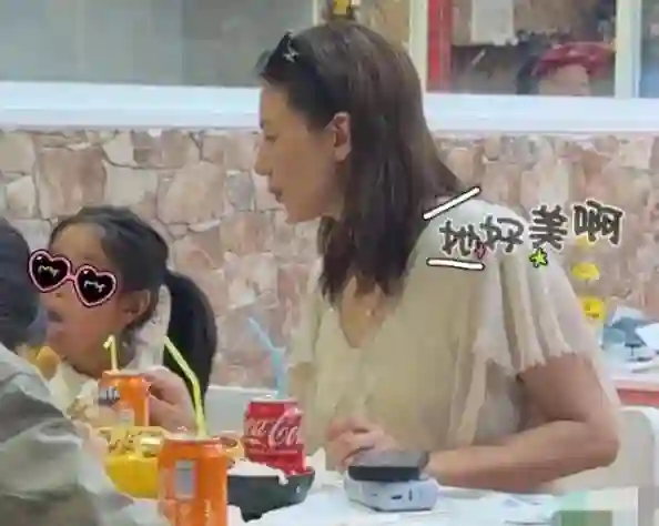 高圆圆在西班牙带女儿吃麻辣烫，女儿长相随爸爸，皮肤还有点黑