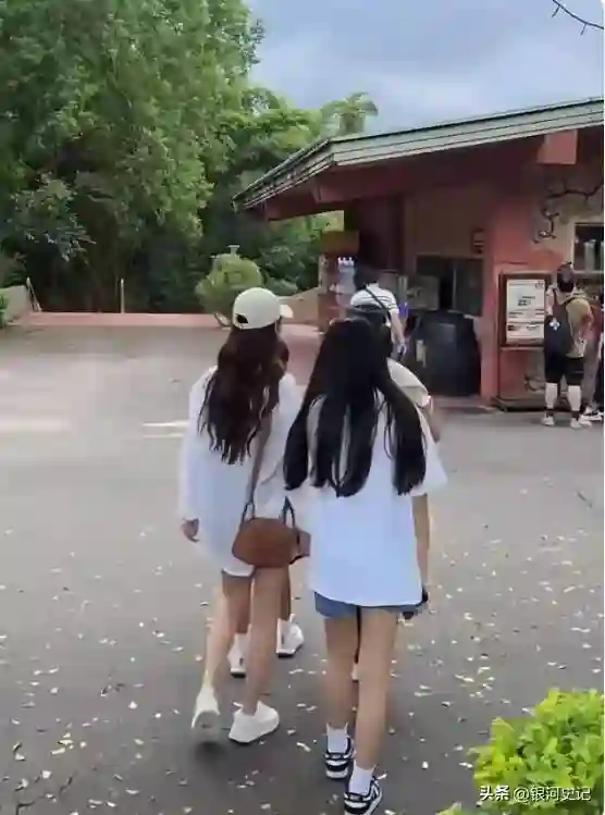 汪小菲信守承诺带娃玩，小玥儿露正脸了，太像大S，S妈又沉默了