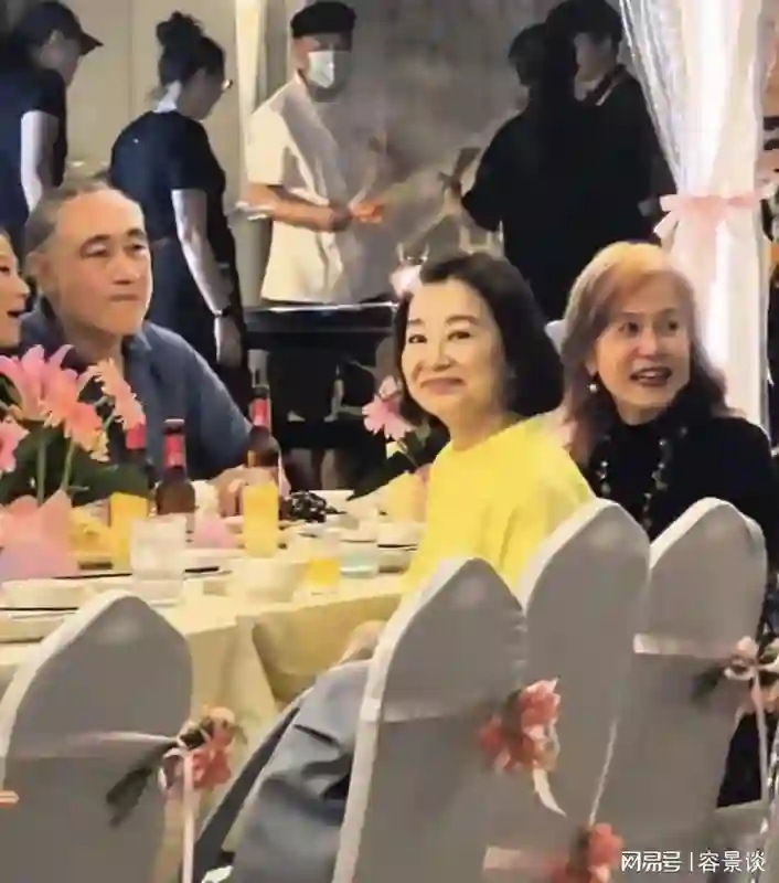 林青霞在江西参加晚宴，穿着近八千元的裙子，皮肉松弛了依然很美