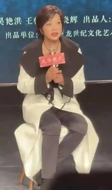 原来刘晓庆一直戴假发，真实发量稀疏快秃顶