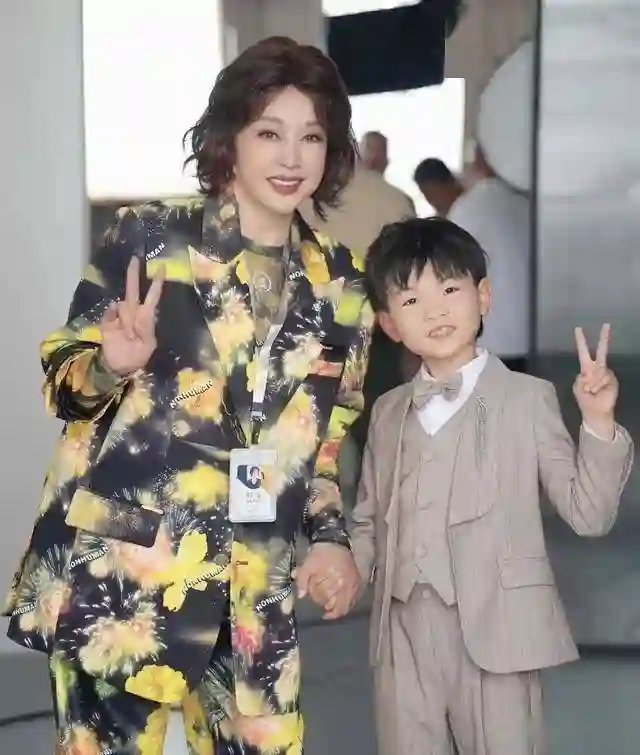 刘晓庆和经纪人一起合影，俩人看起来像母子，网友：比她男友帅