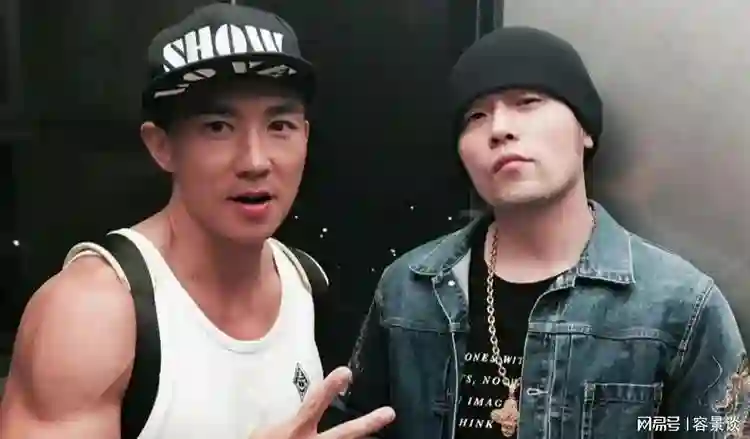 46岁周杰伦近况曝光，脸部憔悴走路需要人扶，刘畊宏的话应验了