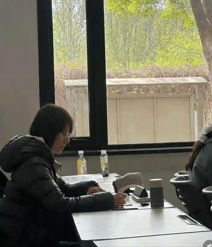 48岁袁泉回校进修 素颜气色差 眼下纹括号嘴 瘦到脱相 穿羽绒服疑体寒