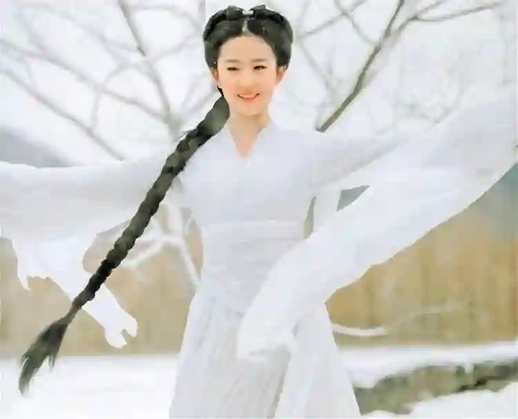 刘亦菲母亲刘晓莉：长得比女儿还漂亮，两婚两离，66岁单身也幸福