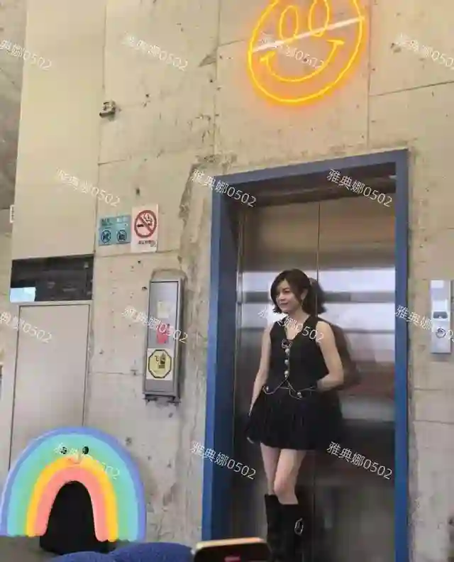 重庆偶遇陈妍希，40岁的她身材比之前略有发福，短圆的苹果脸显年轻
