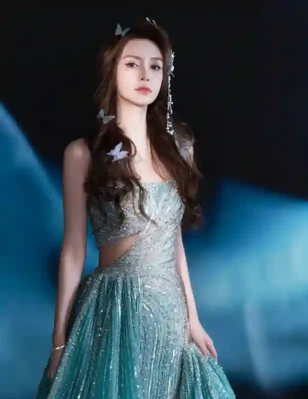 Angelababy 碎钻裙化身人鱼公主 露美背优雅性感