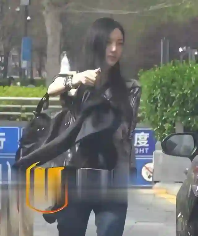 19岁李嫣高中毕业照曝光，站边缘但颜值抢镜，神似王菲人群中好美