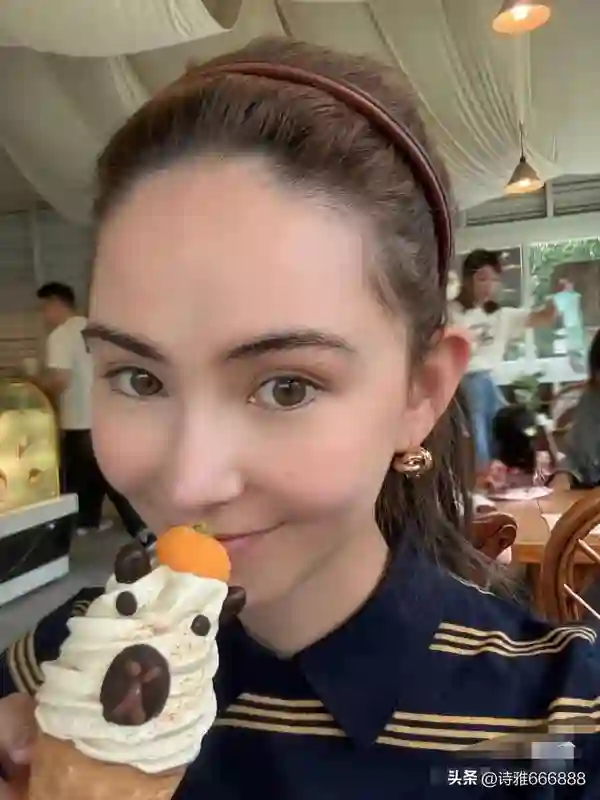 周杰伦老婆昆凌五一假期分享一家五口背影，夫妻手牵手甜度爆表