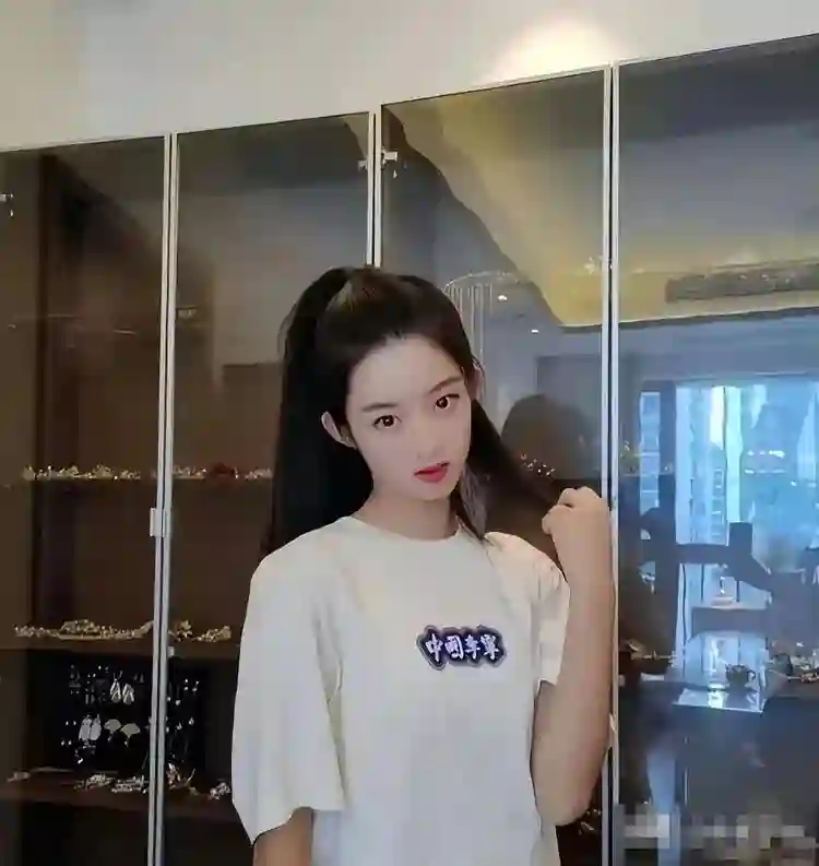 黄杨钿甜的父亲没说真话，深扒下，他的身份简直细思极恐！