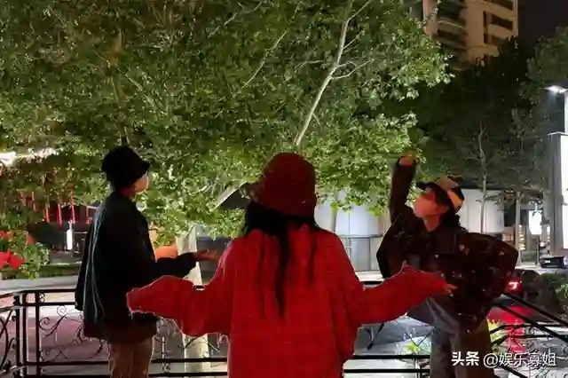 沈月晒与刘诗诗、张云龙聚餐合照，表示会一直盯着这个秉竹业游