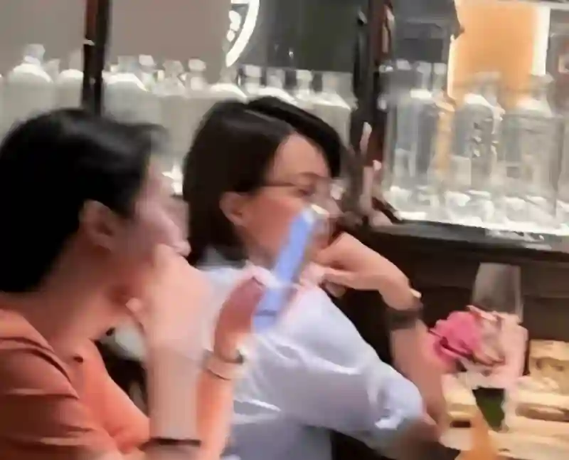 51岁董卿餐厅聚餐被偶遇，侧颜也美得十分耀眼，与闺蜜小酌好悠闲