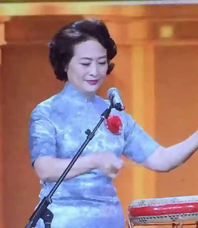 演员许娣：长相端庄秀丽，与丈夫恩爱43载，儿子儿媳都是圈内人