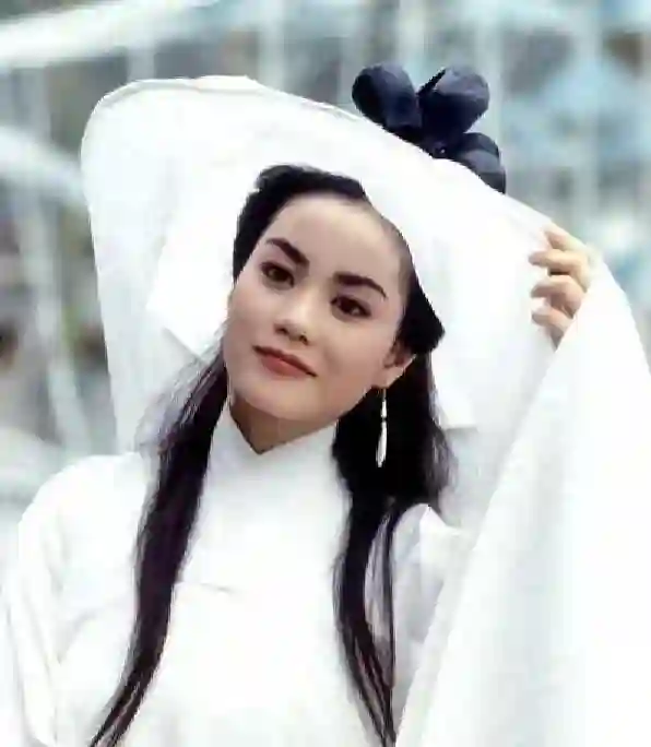 56岁王菲素颜近照被曝光后，大家才终于明白，谢霆锋眼光有多好