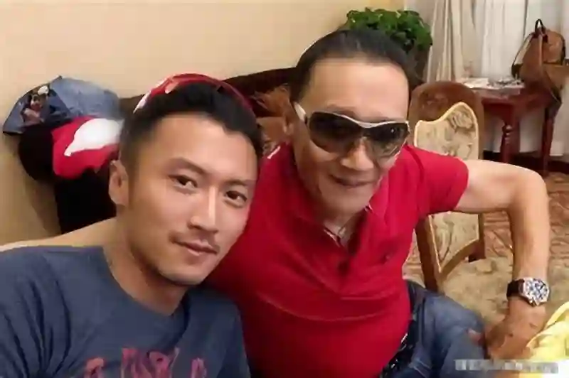 谢霆锋88岁老爸谢贤缺席演唱会后现身尖沙咀！轮椅出行仍帅气，粉丝惊呼：太酷了！