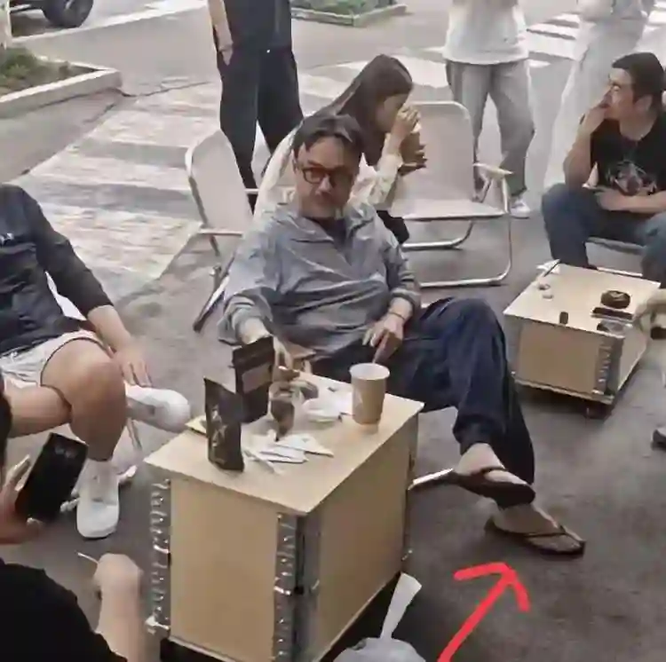 51岁汪涵在长沙街头喝咖啡，穿人字拖爱嚼槟榔，身上老人味明显