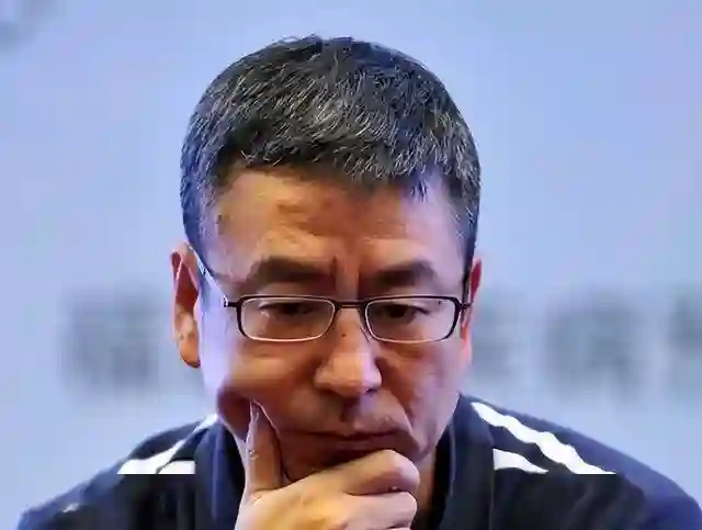 “央视一哥”白岩松被病痛折磨，曾多次想不开，56岁白发满头