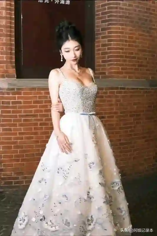 短剧女神们卸掉美颜后，颜值到底如何？谁能撑起屏幕魅力？