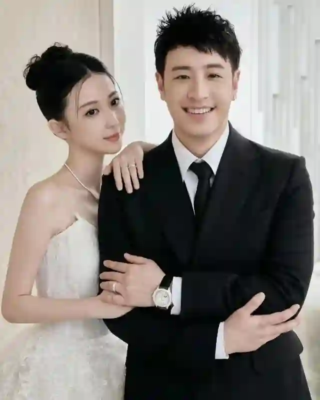 趁着潘玮柏在忙着演唱会，他老婆居然跑回南京独自逛吃？
