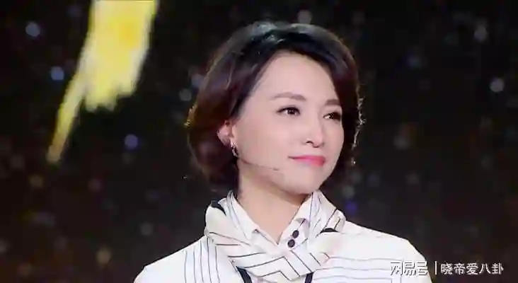 董卿52岁近况曝光，走路需助理搀扶引发健康担忧