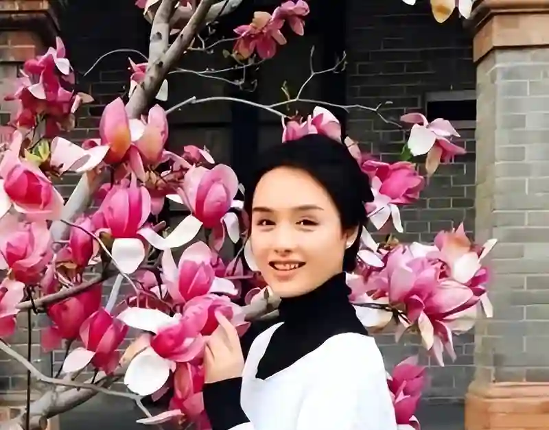饶敏莉：17岁登上春晚，当老师“包养”影帝12年，如今却选择离婚