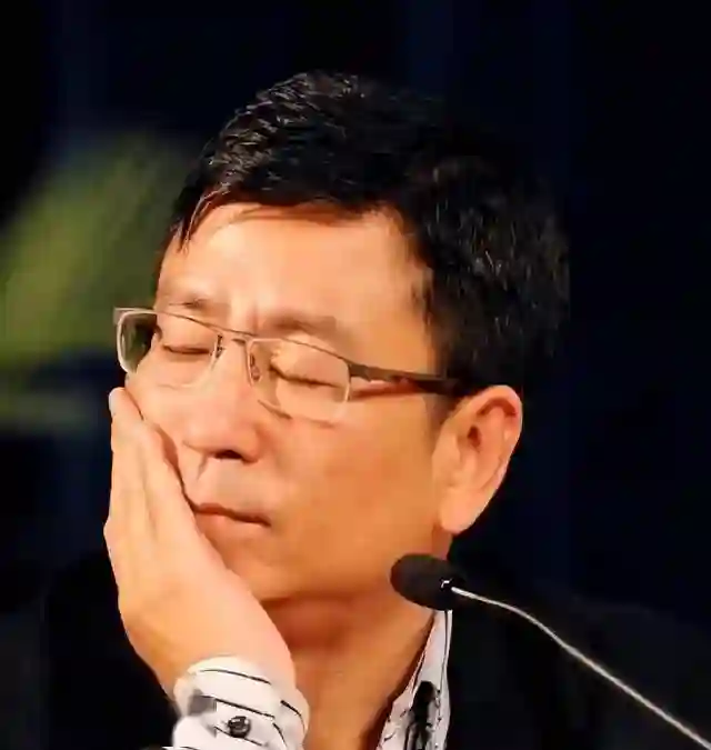 “央视一哥”白岩松被病痛折磨，曾多次想不开，56岁白发满头