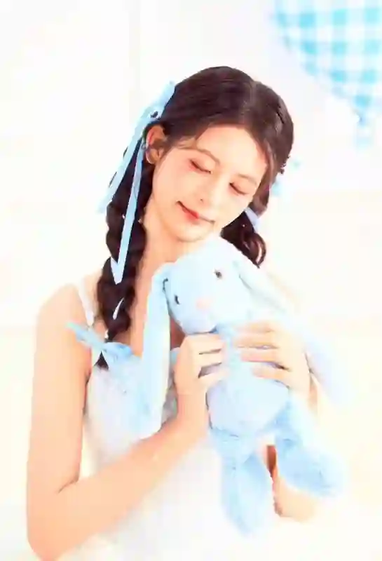 翁虹女儿近照曝光，17岁小水晶出落成大美女，比妈妈年轻时还养眼