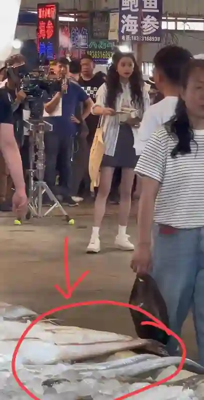 关晓彤现身山东农贸市场，发传单无人理，颜值是真的开始下滑