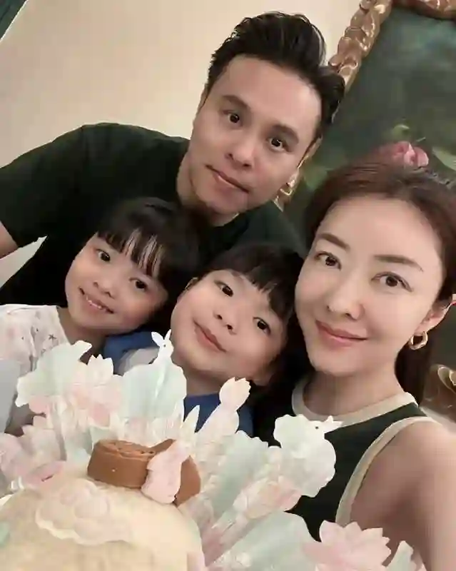 熊黛林现身杭州百年老店看病！素颜状态法令纹严重，医生亲自送别