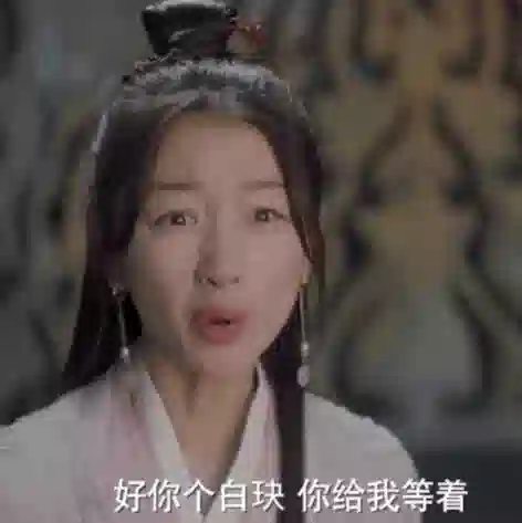 33岁周冬雨面相变了，事实证明，入圈时张艺谋的忠告，拉了她一把