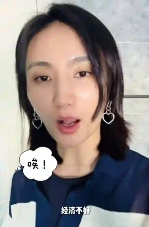 19岁李嫣逛奢店疯狂购物，妹妹搬家泪洒现场，两个孩子差异显著