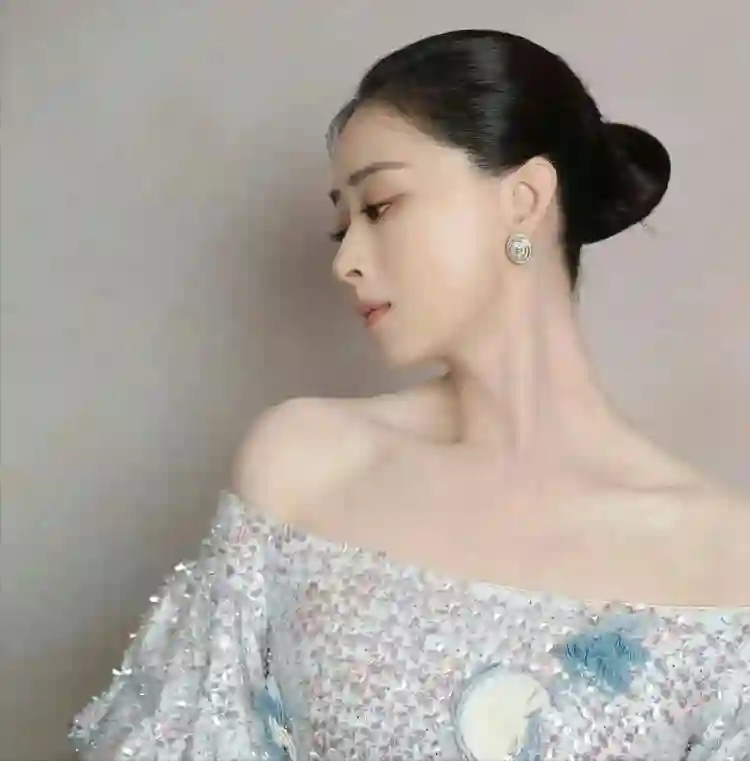 直到看到关晓彤的眼泪，才明白蒋欣拿奖的不易，资本圈杀人不见血