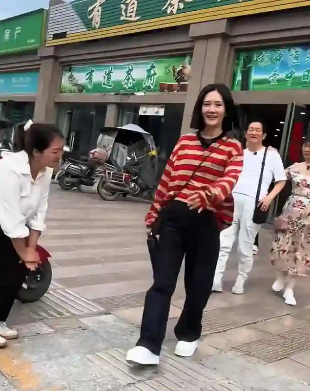43岁谢娜近照曝光，和父母下小馆子，纯纯“厂妹风”穿搭土气朴素