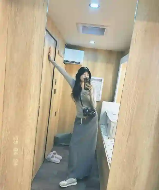 宋茜白U领背心秀窈窕曲线，对镜自拍随性又慵懒