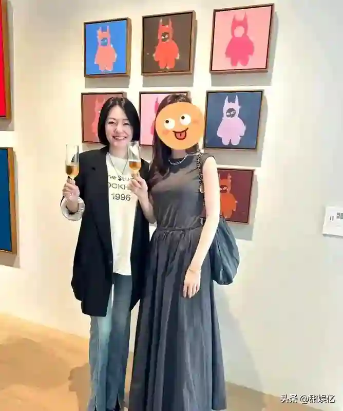 今日，许雅钧夫妇捧场二女儿个人艺术展，小S笑容满面，消瘦不少