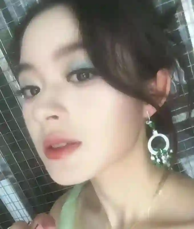 黄杨钿甜风波持续发酵！奶奶意外登上热搜，一家人身份疑都不简单