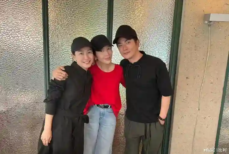 蔡少芬在北京聚餐，四个人排排站，陶昕然个子真不高，娘娘是真美