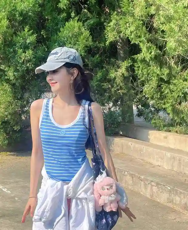 章若楠吊带造型尽显夏日活力，手捧粉色玩偶灵动吸睛
